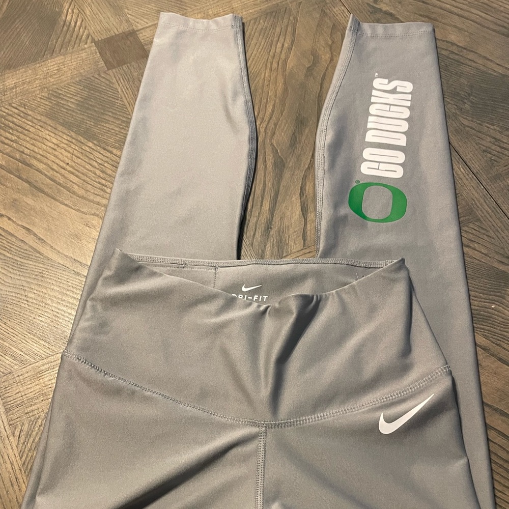 Nike Oregon Ducks leggings.